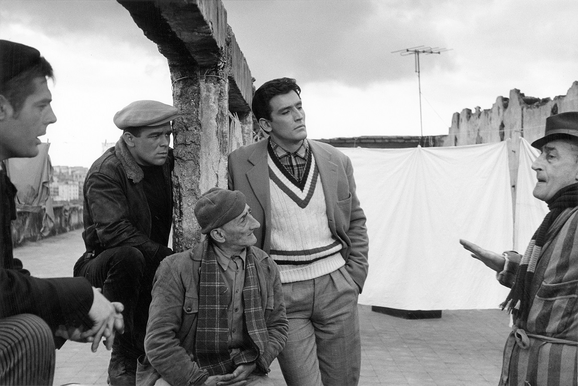 Mastroianni-Salvatori-Pisacane-Gassman-Tot%C3%B2-sul-set-del-film-I-soliti-ignoti-Napoli-1958-photo-Federico-Garolla.jpg