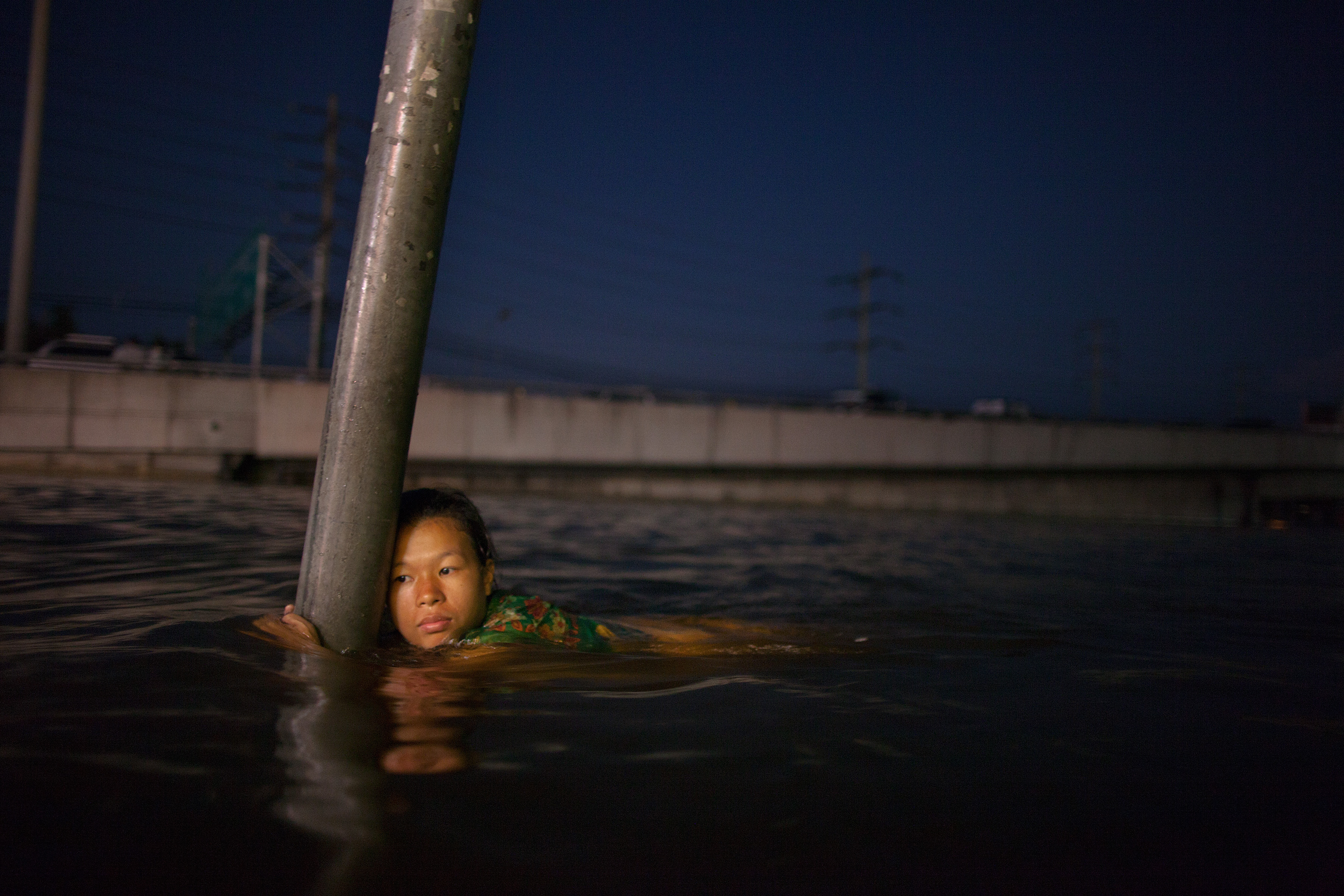 К чему снится уходящая вода. Наводнение человек в воде. Человек в воде при наводнении. Бангкок уходит под воду.