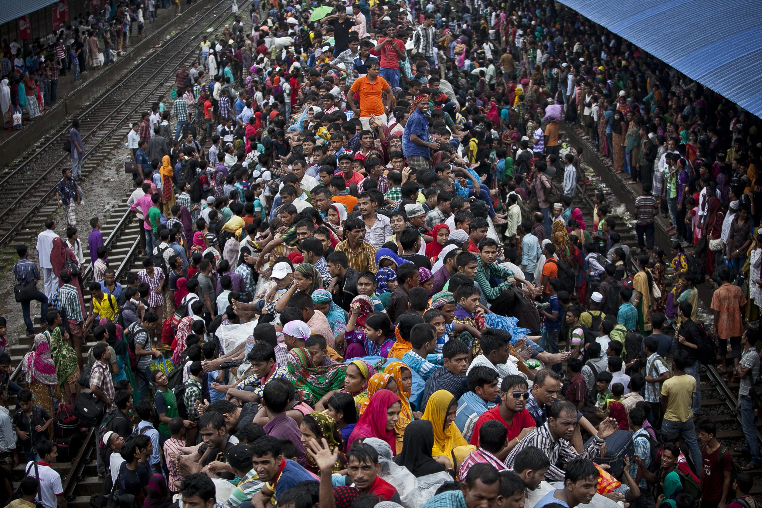 Бангладеш национальность людей. Бангладеш население численность. Бангладеш перенаселение. Дакка население. Населенность Бангладеш.
