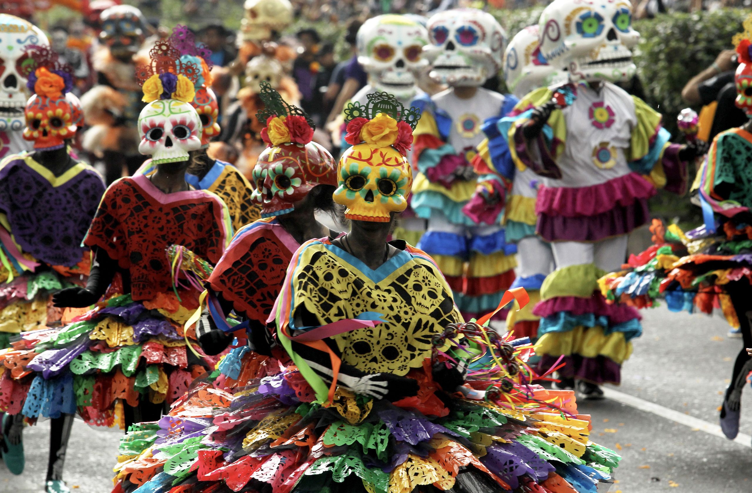 Самая популярная традиция. Мехико карнавал. День мертвых в Мексике танец. Новогодний карнавал Мехико. Мексиканский карнавал день мертвых.