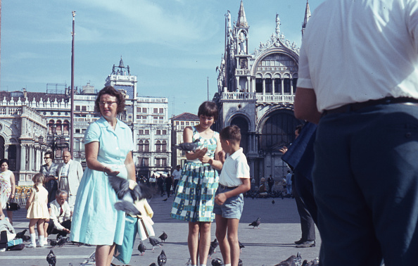 Capire l'inizio della cultura di massa negli anni '60 ci aiuta a capire  l'Italia di oggi - THE VISION