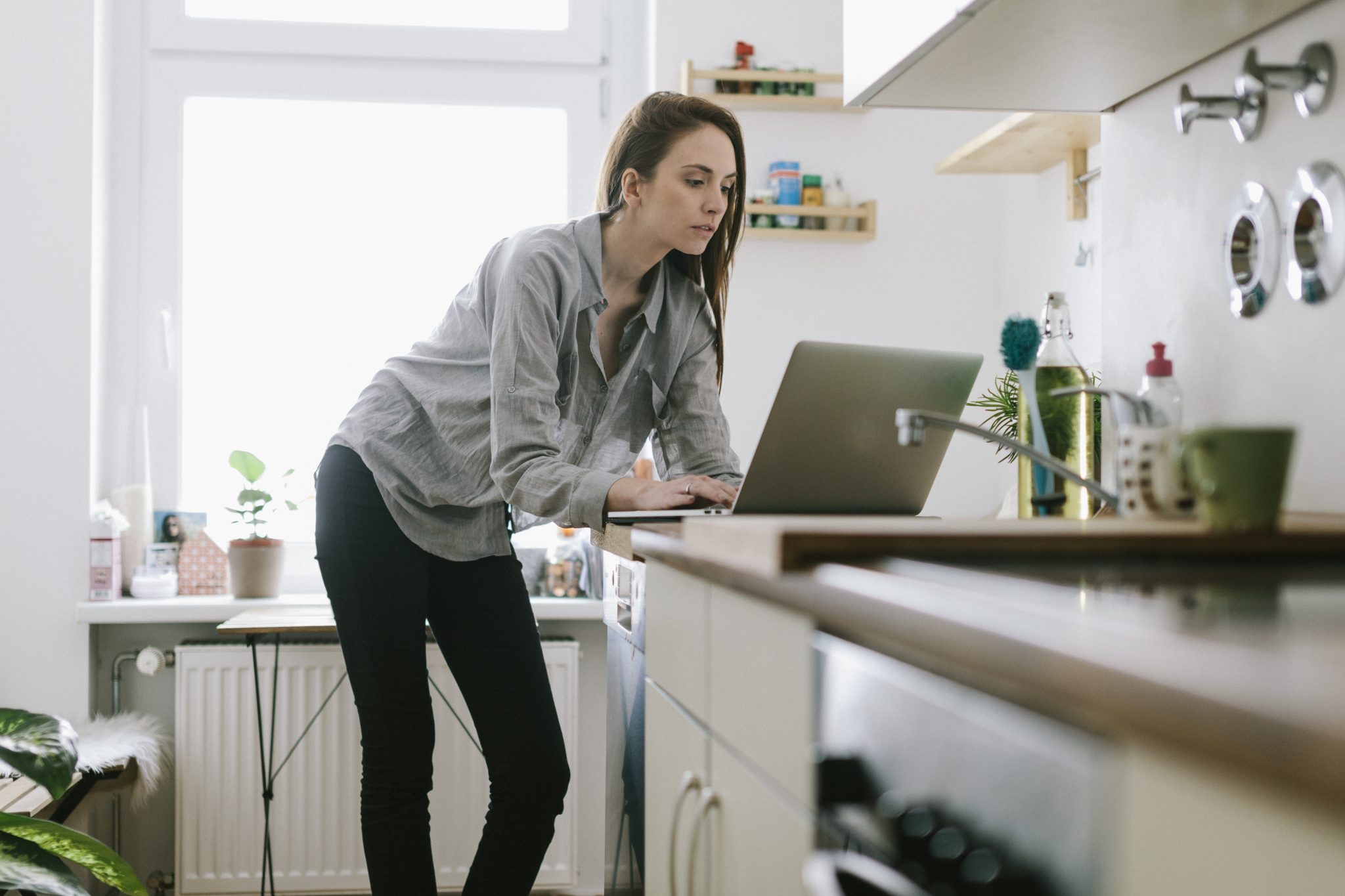 She work at home. The Gattsu! / Women at work.