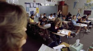 Perché non sostituiamo l’ora di religione a scuola con l’educazione sessuale?