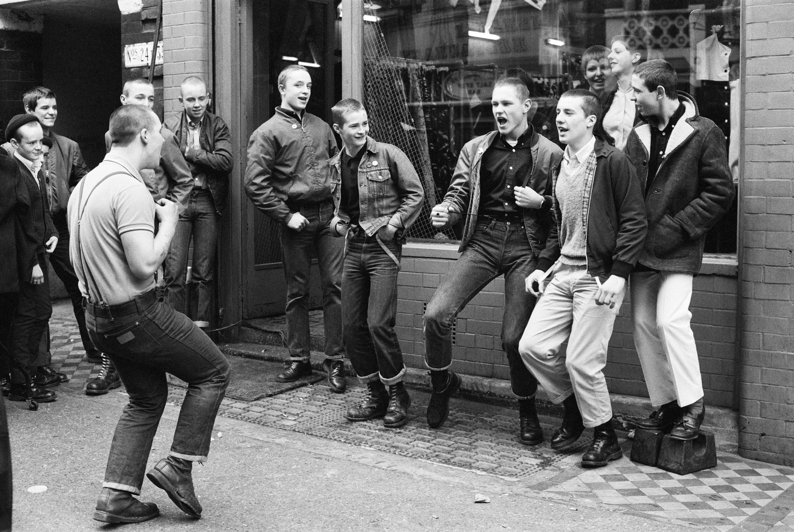Ботинки хулиганы. Скинхеды 60-х Англия. Скинхеды в Англии 1960. Скинхеды 2 волны. Скинхеды Англия 80-е.