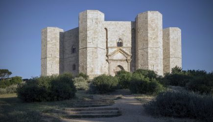La scoperta della Puglia dei castelli non può non partire da Castel del Monte