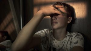 Viviamo una crisi di solitudine globale. Per tornare comunità serve prenderci cura l’uno dell’altro.