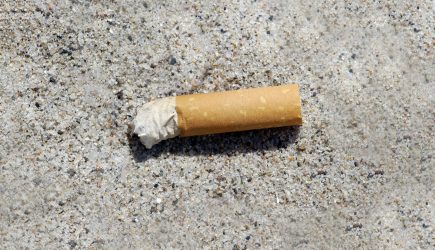 Ecco perché raccogliendo i filtri di sigaretta gettati su spiagge e pinete salviamo noi stessi