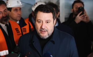 Difendiamo i nostri confini, fuori Matteo Salvini dalla politica