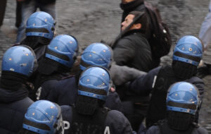 Il DL Sicurezza è l’ennesimo passo verso l’autoritarismo. Dobbiamo smetterla di stare in silenzio.