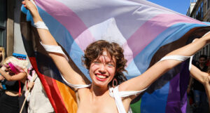 Cent’anni fa veniva già riconosciuto il non binarismo. Oggi parliamo ancora di “teoria gender”.