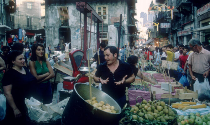 Viaggiare per scoprire il cibo ci rivela ciò che è sempre stata la cucina: il luogo dello scambio.