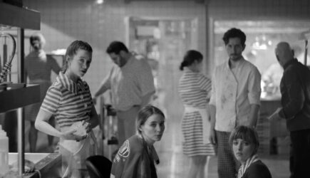 In “Aragoste a Manhattan”, tutta l’umanità sfruttata dal capitalismo emerge nel caos di una cucina