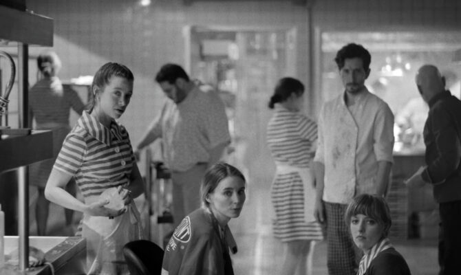 In “Aragoste a Manhattan”, tutta l’umanità sfruttata dal capitalismo emerge nel caos di una cucina