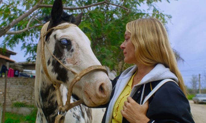 “Magic Farm” mostra la nostra difficoltà di osservare e ascoltare senza intervenire a tutti i costi